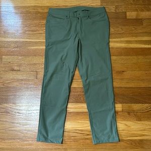 Very lightly used perfect condition men’s ABC Lululemon pants.